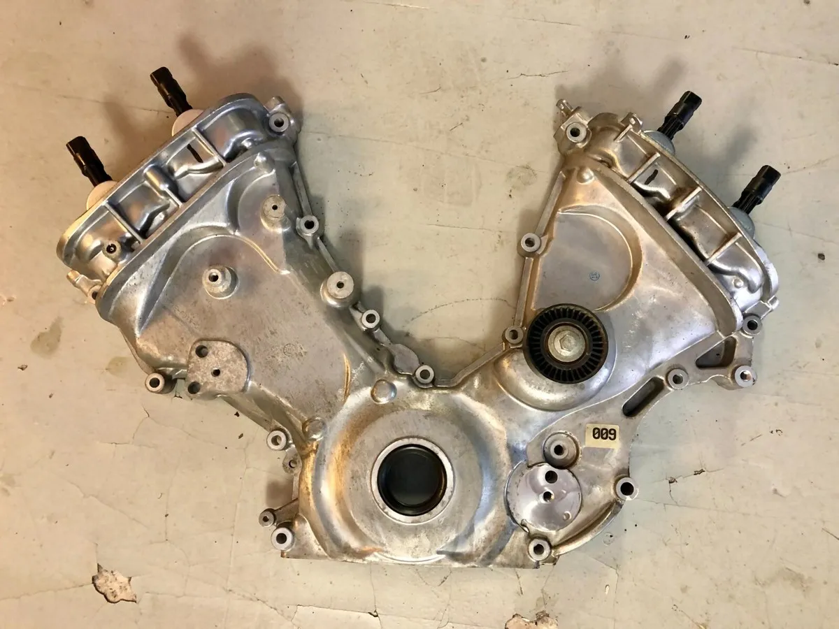 carter de distribution en m&eacute;tal vs cache en plastique sur un moteur de voiture