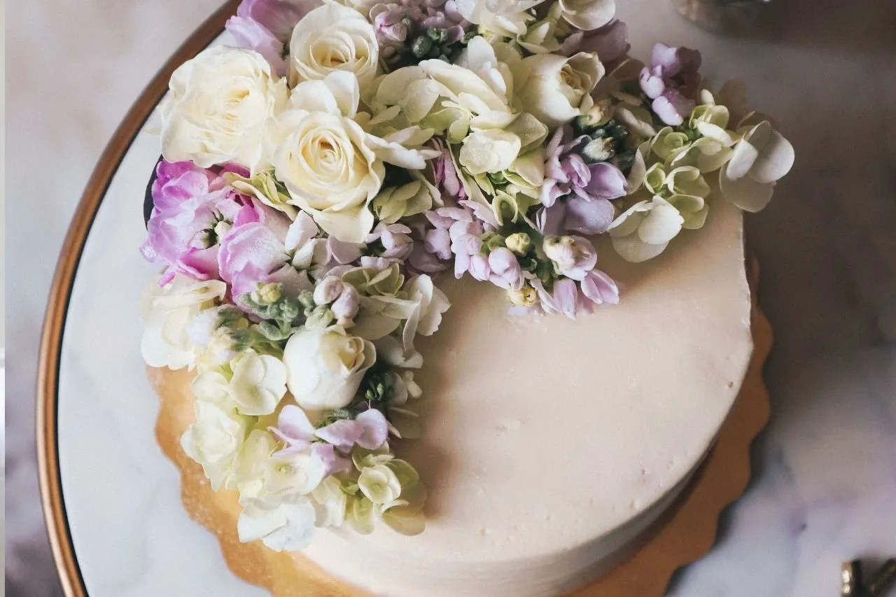 tort z jadalnymi kwiatami i owocami