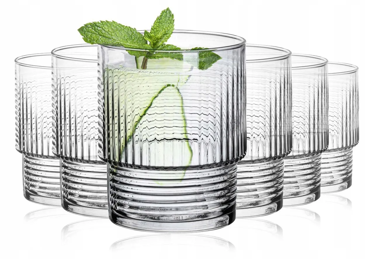 Eleganckie szklanki do napojów na stole