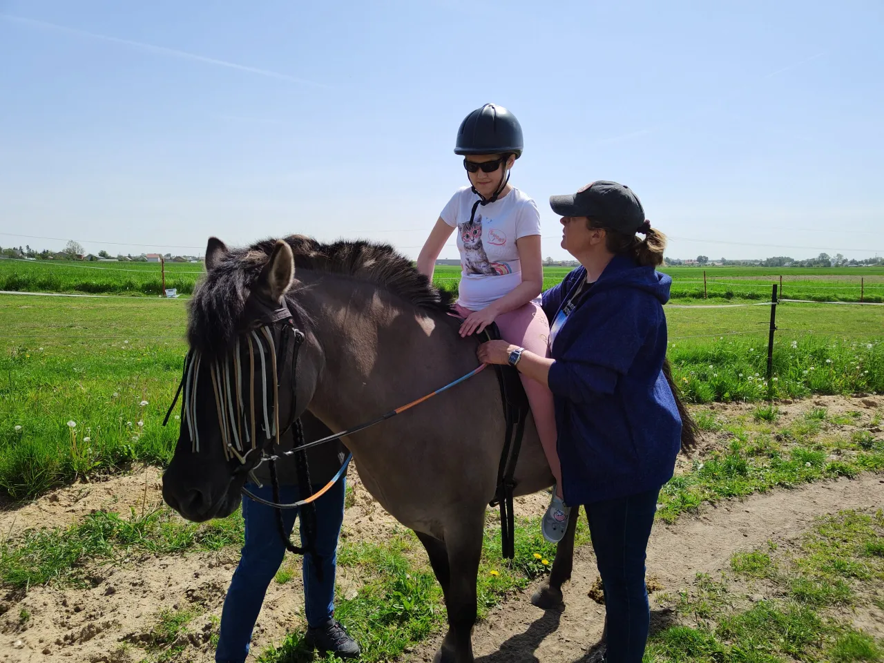 Instruktor jeździectwa prowadzący zajęcia z hipoterapii