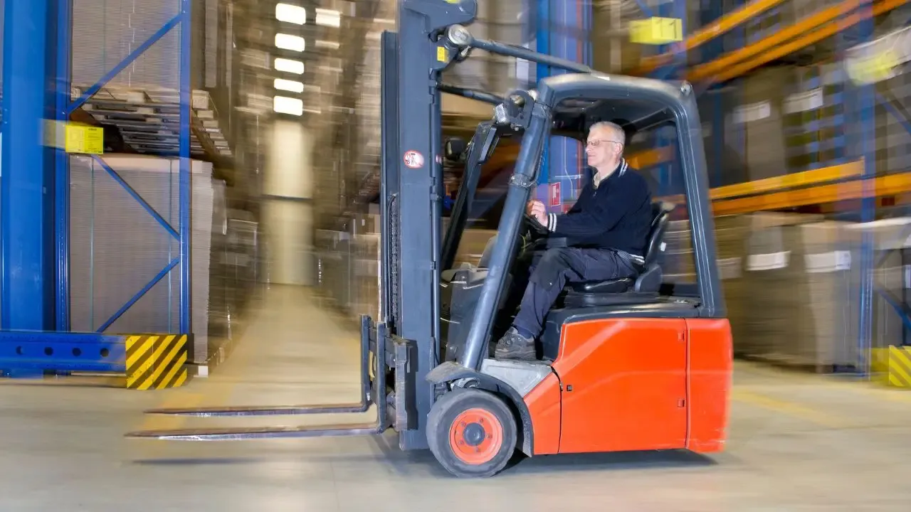 Pracownik budowlany spawacz operator wózka widłowego