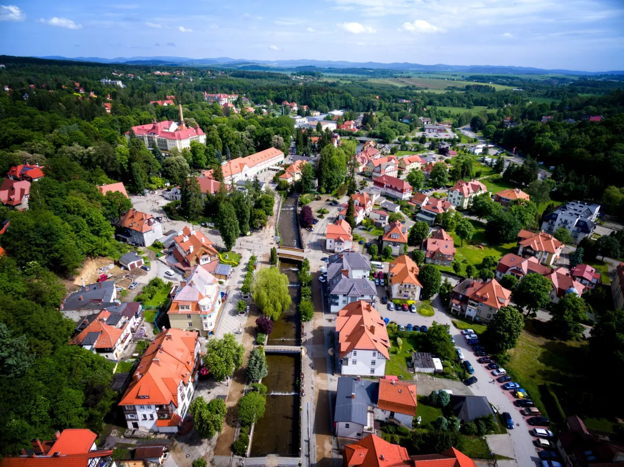 Rodzina z dziećmi na tle krajobrazu Dolnego Śląska