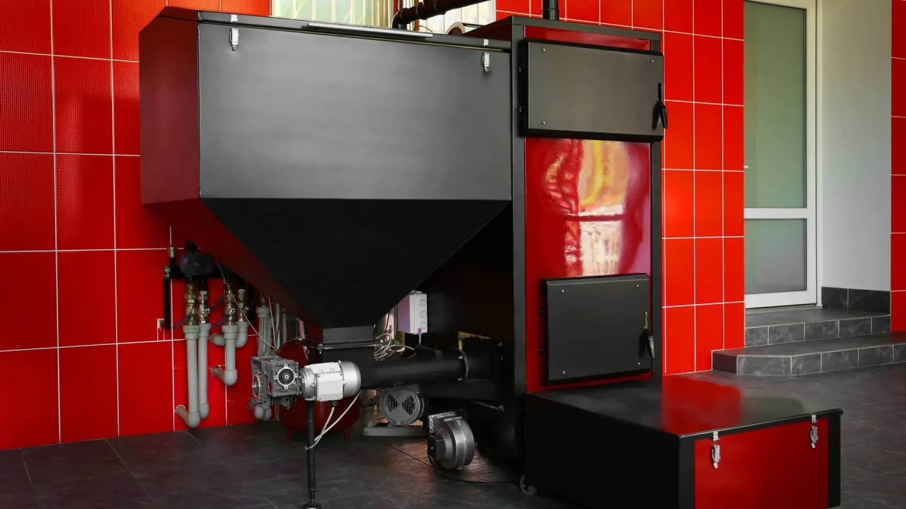 Nowoczesny piec na ekogroszek, kt&oacute;ry pomoże Ci ogrzać dom. Dowiedz się, do kiedy można palić ekogroszkiem, by cieszyć się ciepłem.