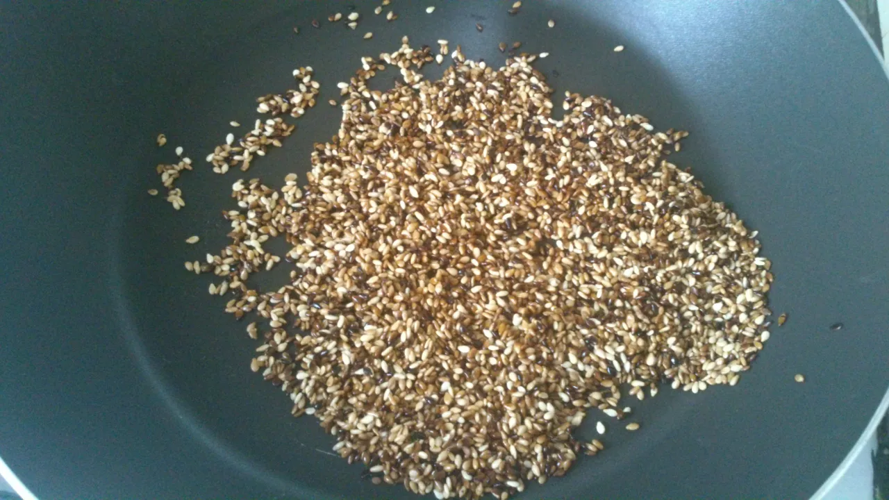 prażony sezam na patelni