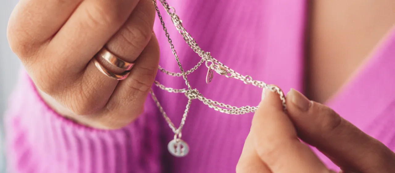 splątany naszyjnik z narzędziami do rozplątywania