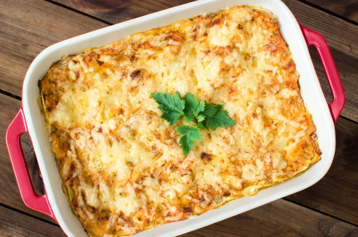 Zapiekanka z makaronu nitki, idealna odpowiedź na pytanie co zrobic z ugotowanego makaronu nitki. Złocista, serowa, z ziołami.