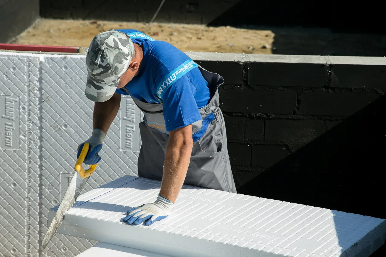 styropian budowlany na placu budowy