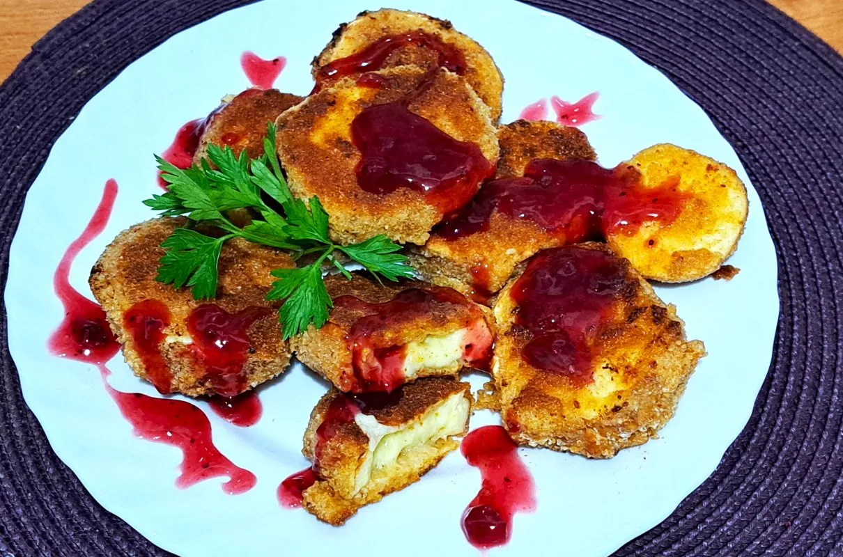 rozpływający się oscypek na patelni