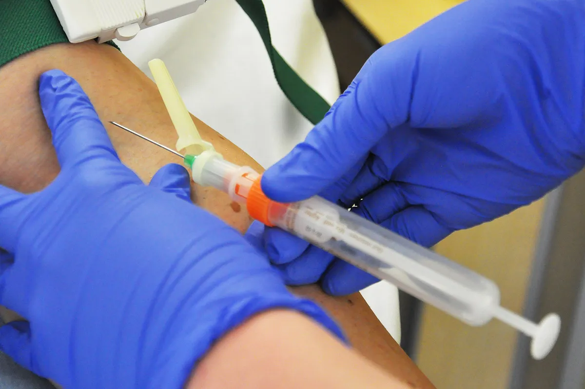 Frau bekommt Injektion in den Arm