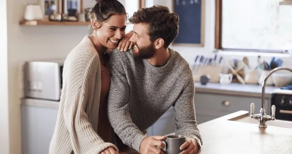 para na randce rozmawiająca w kawiarni