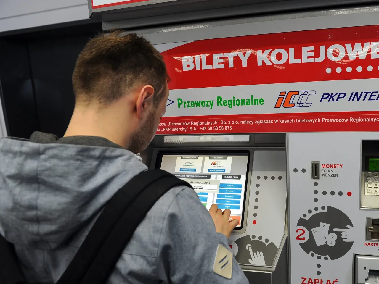 Osoba sprawdzająca bilet na telefonie w pociągu