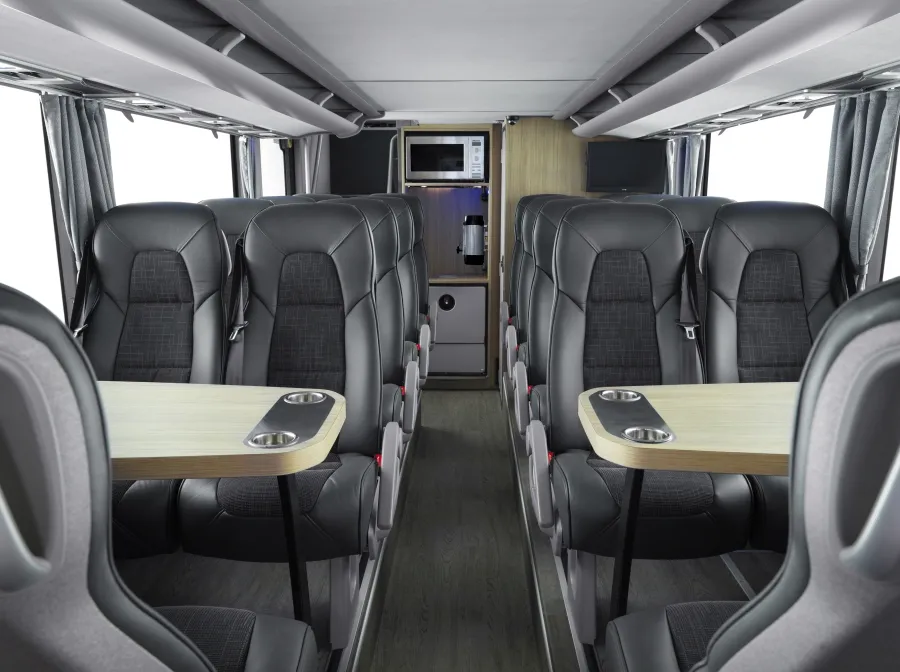 wnętrze autokaru piętrowego komfort