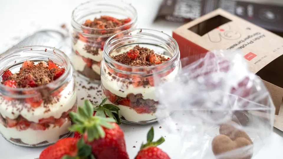Gesundes Quarkdessert mit Früchten und Nüssen