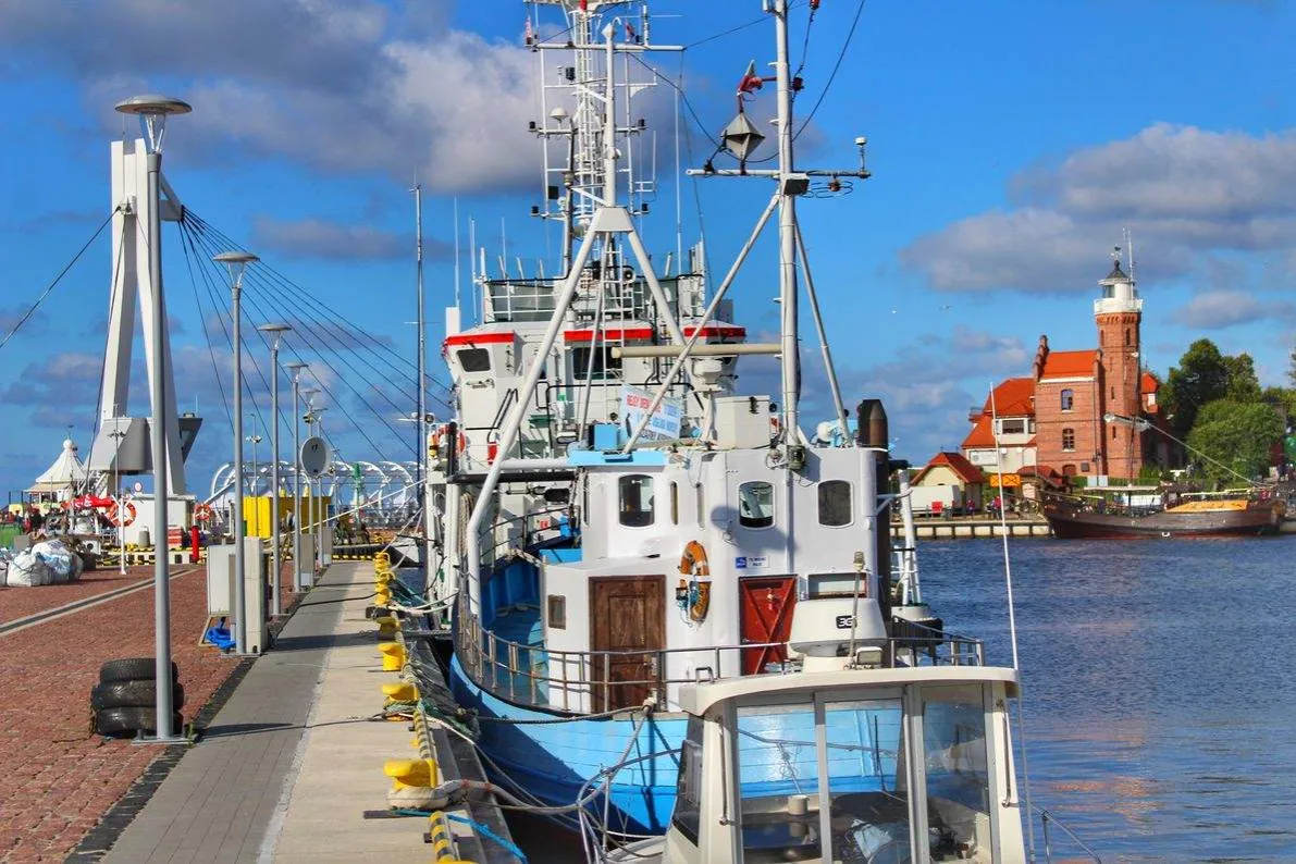 Latarnia morska Ustka i port