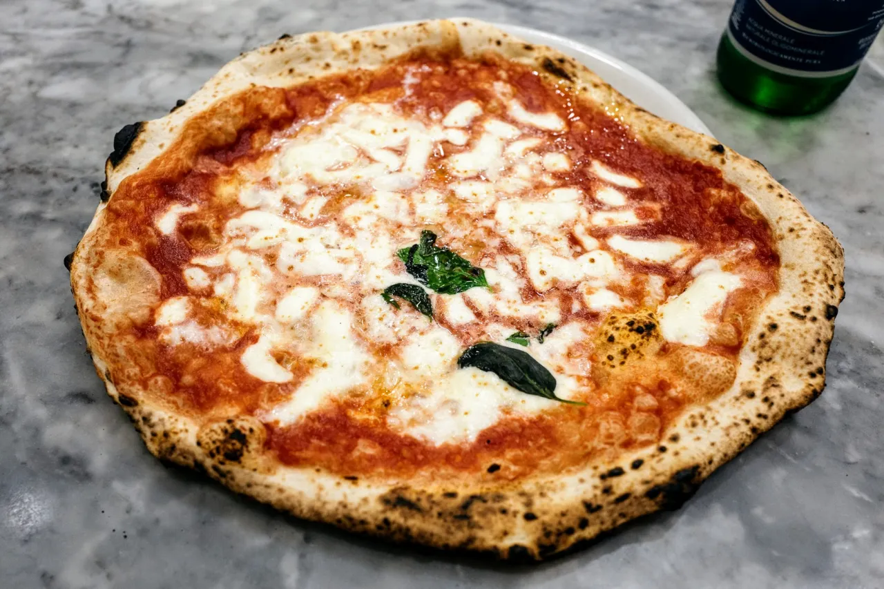 domowa pizza neapolitańska z chrupiącymi brzegami