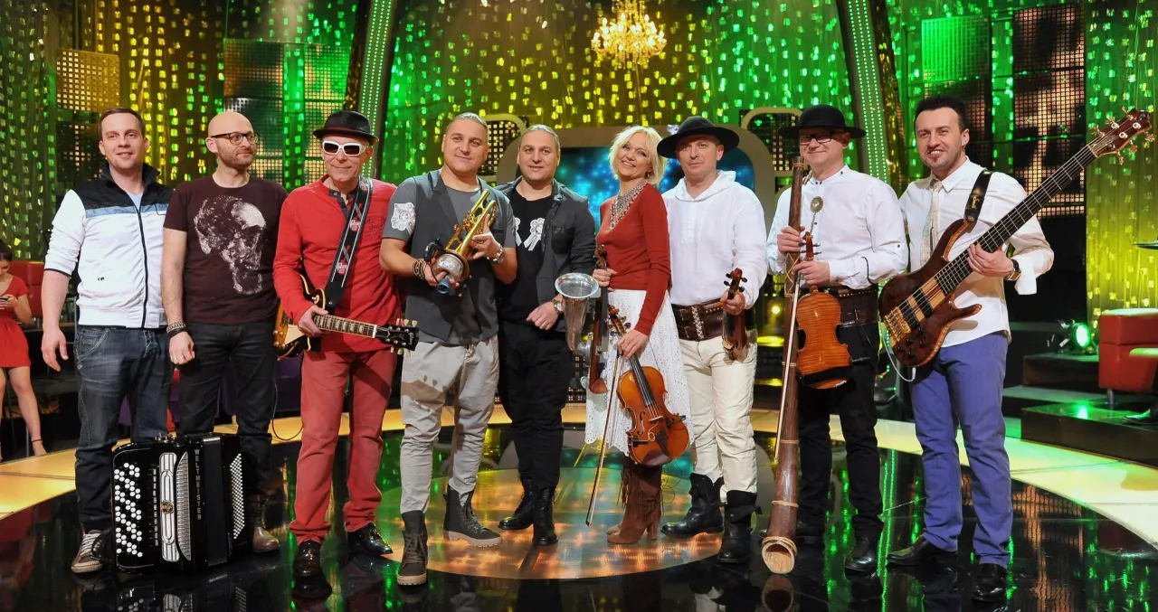 Zesp&oacute;ł muzyczny w strojach ludowych i nowoczesnych, grający na instrumentach, kto śpiewa w Jaka to melodia.