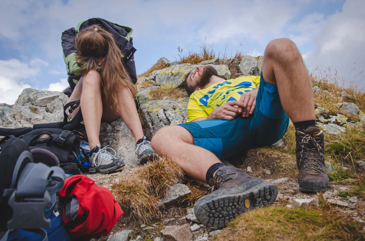 turysta w g&oacute;rach z plecakiem i butami trekkingowymi