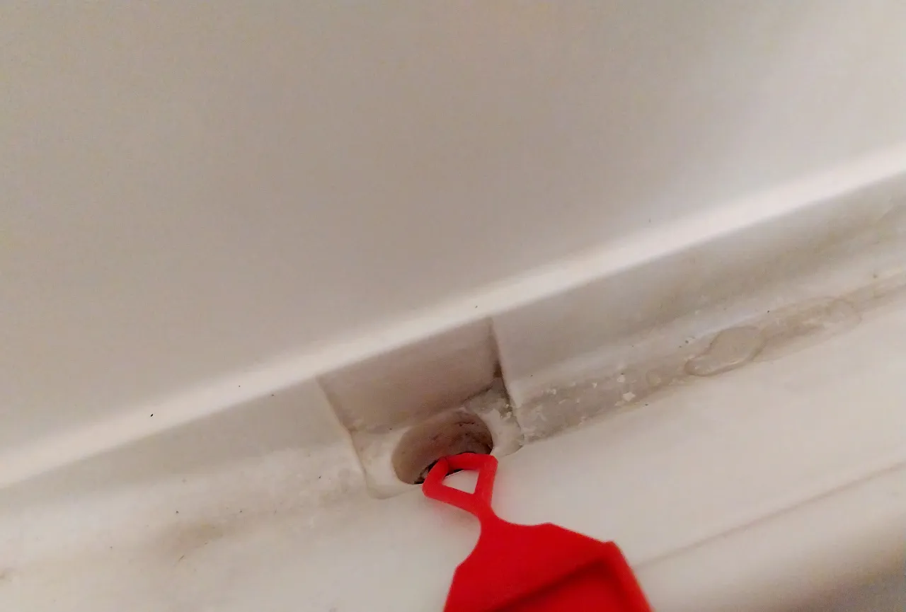 otwór odpływowy lodówka