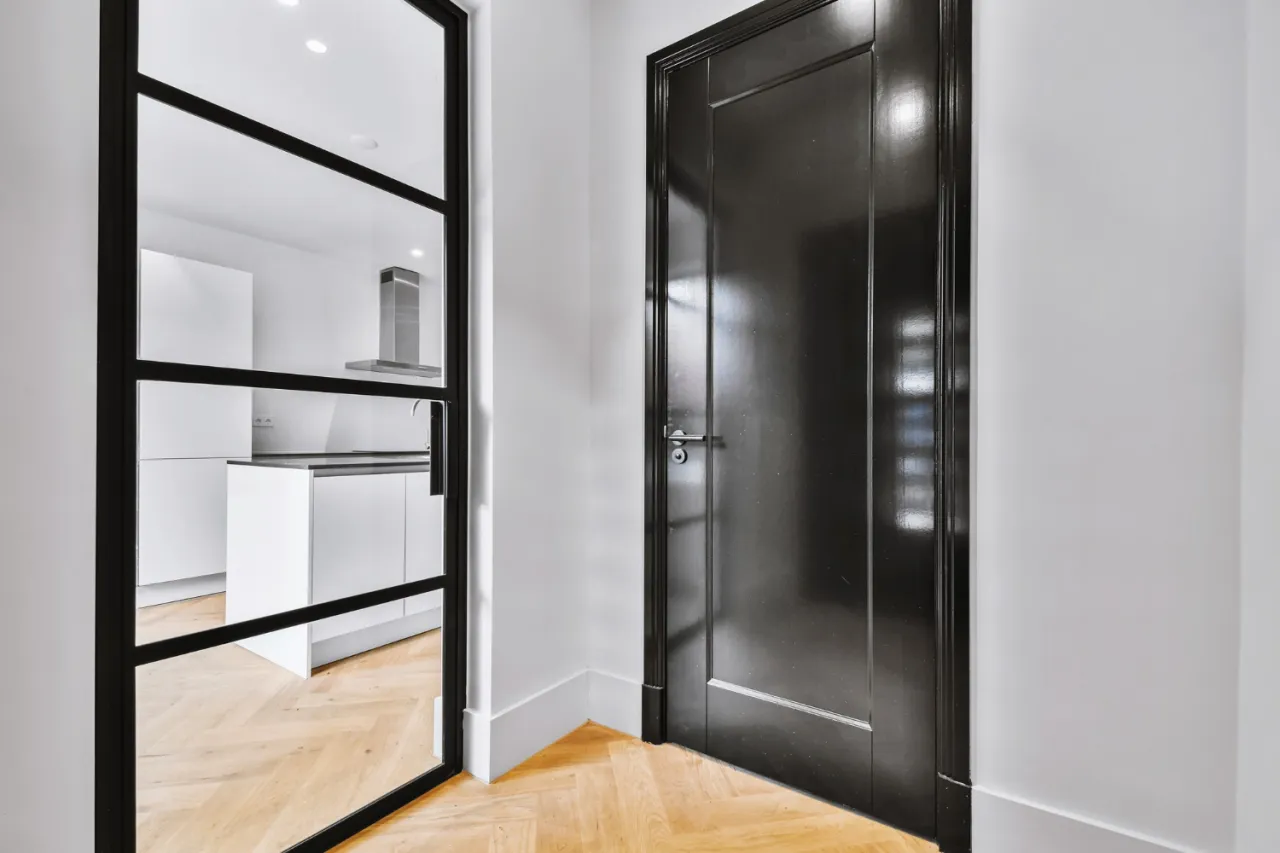 Czarne drzwi wewnętrzne do białych ścian w stylu loftowym