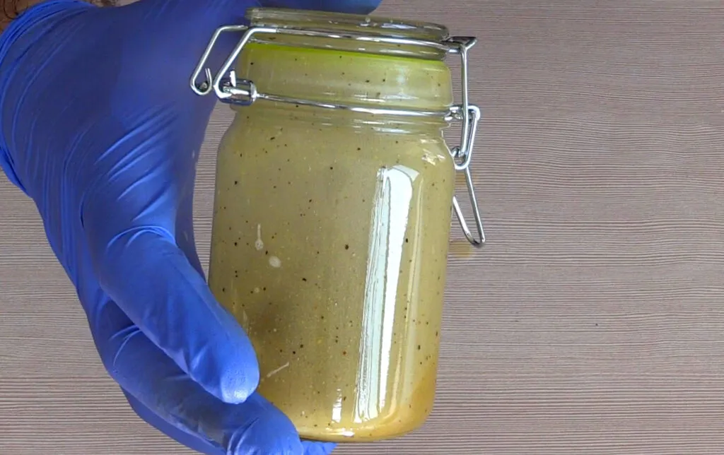 różne sosy winegret w słoikach