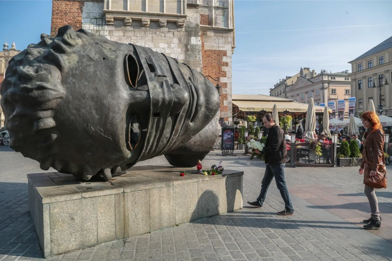 Igor Mitoraj Centurione Krak&oacute;w Rynek Gł&oacute;wny