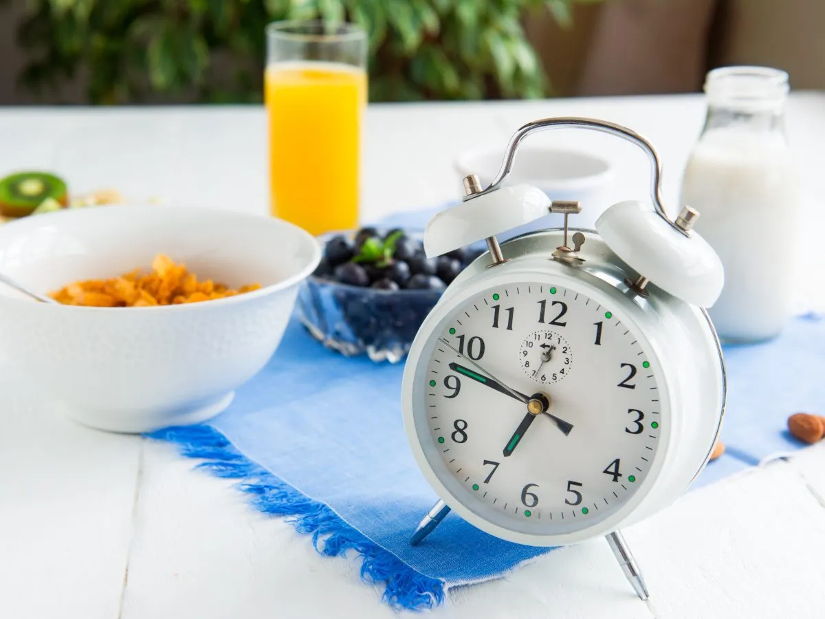 zegar z posiłkami przed treningiem i przykłady jedzenia