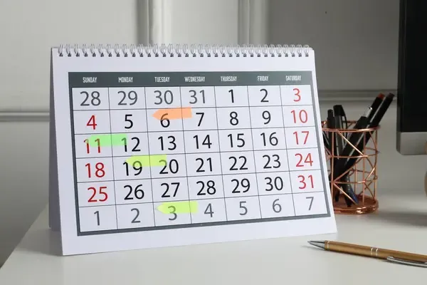 kalendarz z zaznaczonymi datami podr&oacute;ży