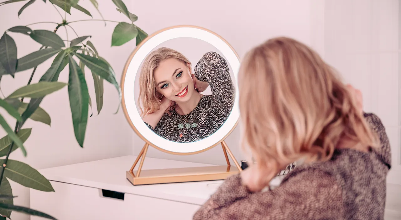 oświetlenie lustra przed i po, cienie na twarzy