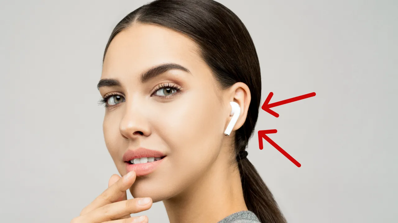 osoba słuchająca muszli przy uchu