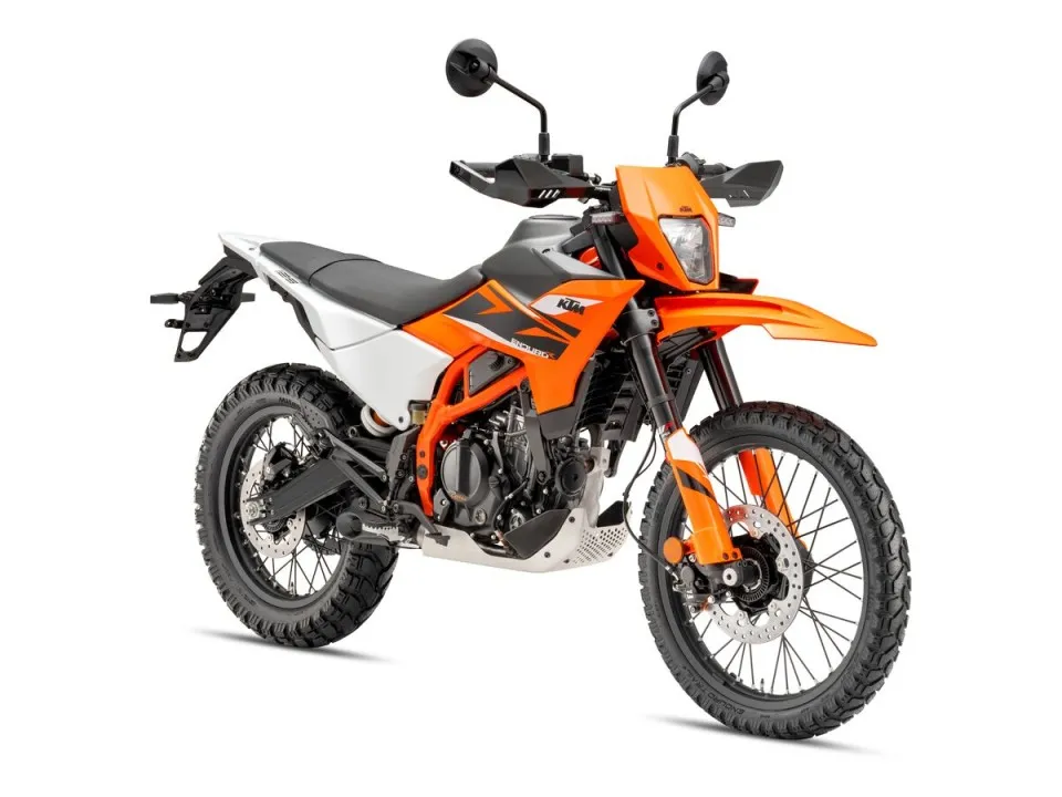 różne modele motocykli enduro 125 4T w terenie
