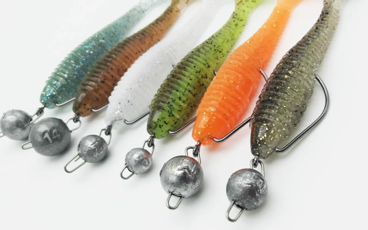 Kolorowe gumowe przynęty wędkarskie z ołowianymi obciążeniami. Dowiedz się, jak założyć haczyk na gumę, by łowić ryby.