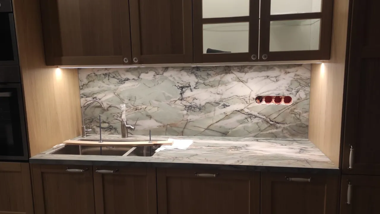 Nowoczesna kuchnia z ciekawym wykończeniem ściany nad blatem