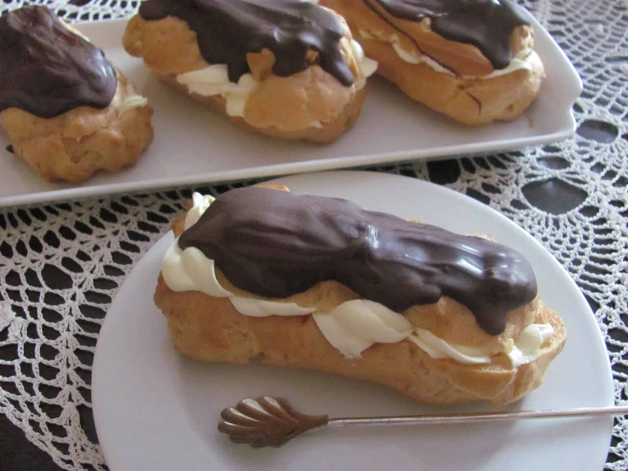 Pyszne eklerki przepis na domowe ciastka z kremem i czekoladą. Idealne na deser.