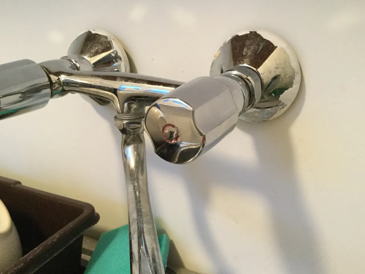 Chromowany kran z uszkodzoną powłoką. Zobacz, jak odkręcić kran, by naprawić cieknącą wodę.