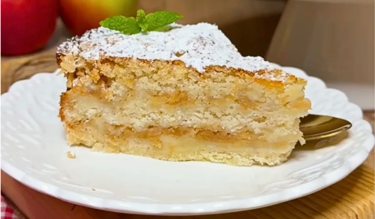 Pyszny kawałek szarlotki z jabłkami, posypany cukrem pudrem. Dowiedz się, jak przechowywać szarlotkę, by zachowała świeżość.