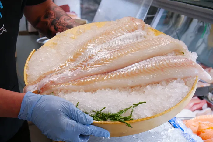 świeży dorsz w sklepie, wyb&oacute;r ryby