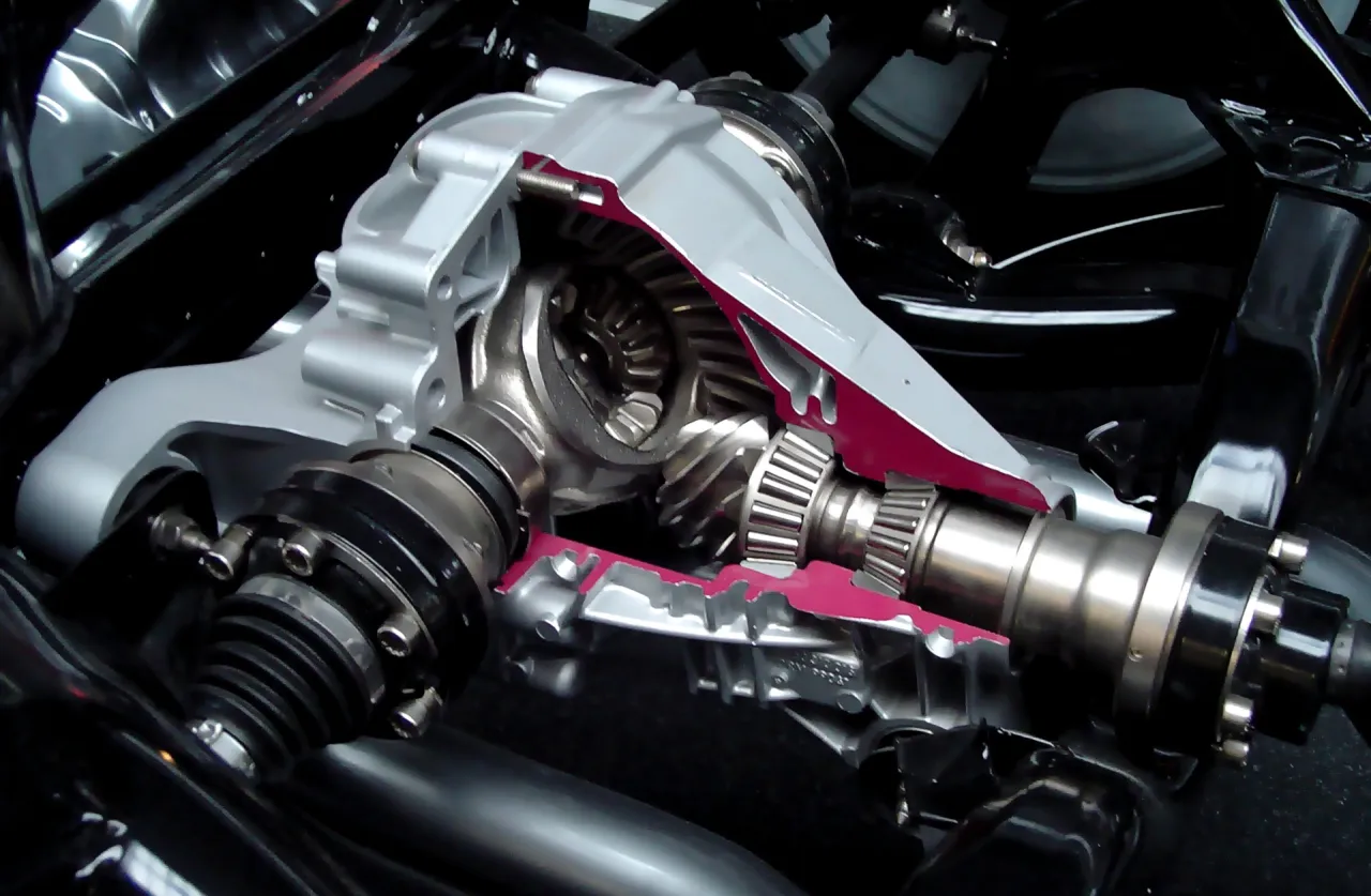 Przekładnia różnicowa, czyli szpera, w przekroju. Widoczne koła zębate i wałki napędowe.