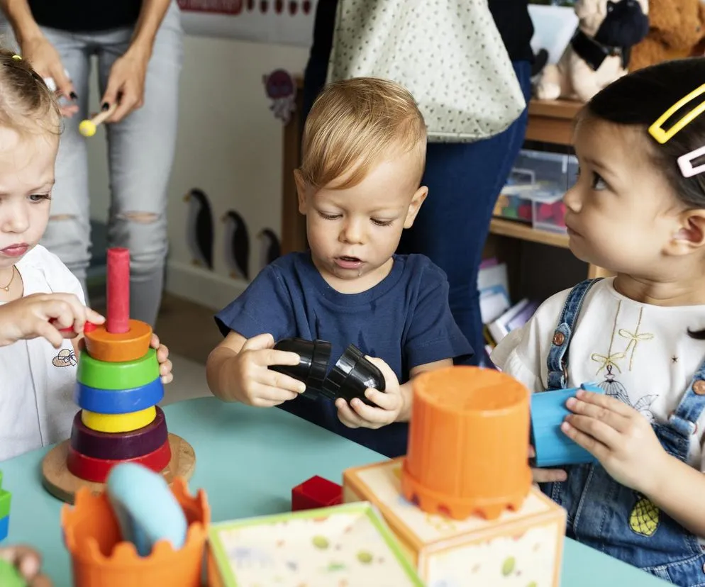 dziecko w żłobku bawi się z opiekunką