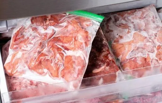 dzielenie mięsa na porcje przed mrożeniem, suszenie mięsa ręcznikiem papierowym