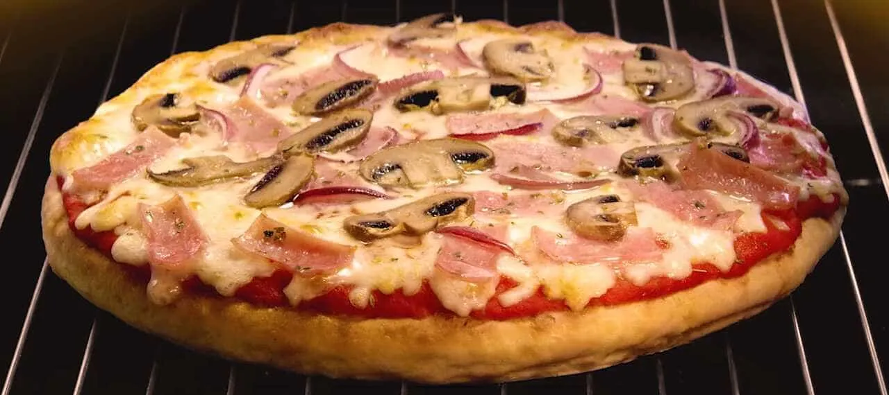 idealnie upieczona pizza mrożona
