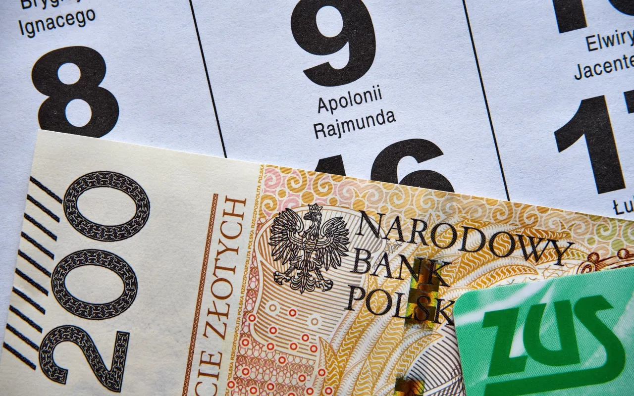 Kiedy 14 emerytura i dla kogo? ZUS i 200 zł na kalendarzu.