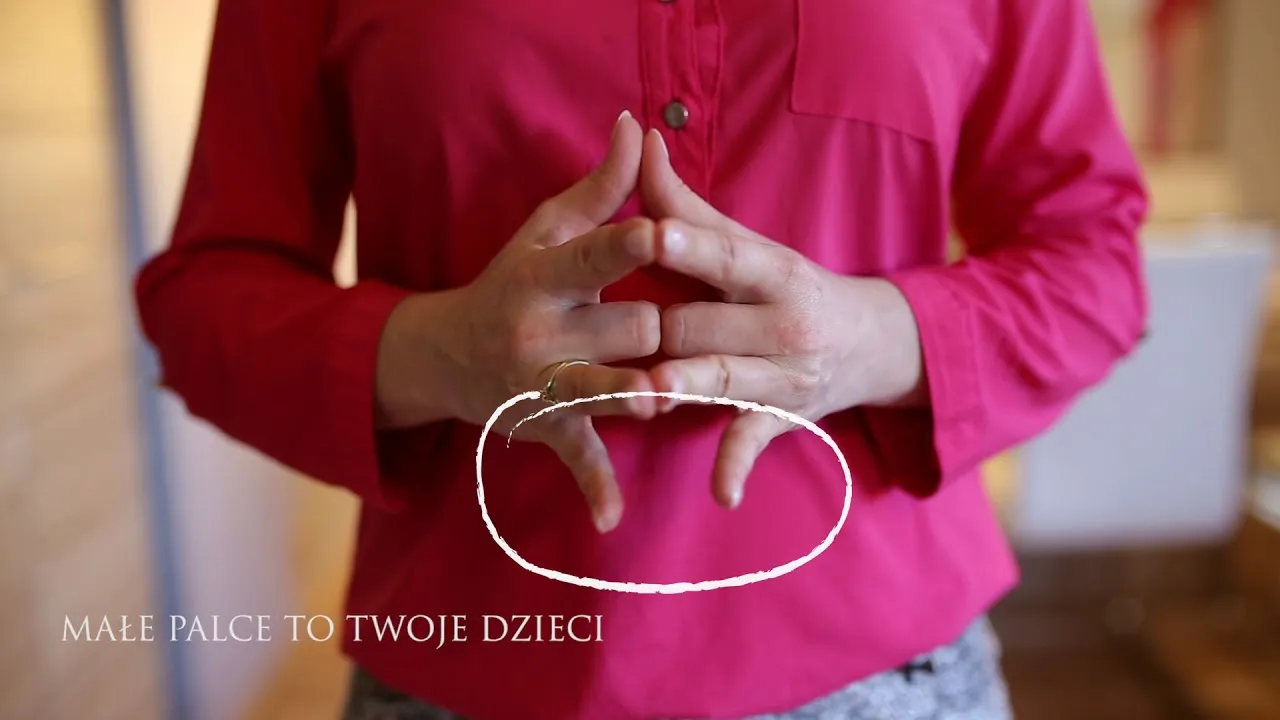 wdowa nosząca dwie obrączki na palcu, symbol pamięci