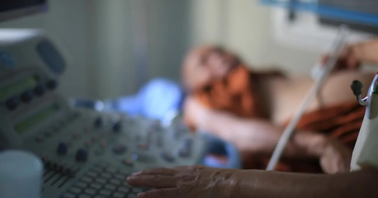 Badanie echo serca: lekarz wykonuje USG pacjentowi, widoczny aparat i sonda.