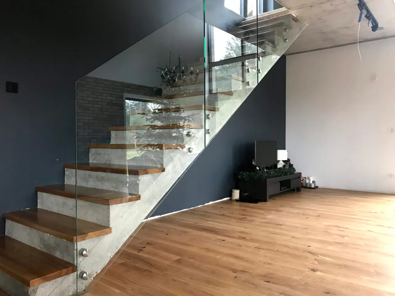 balustrady schodowe szklane lamele oświetlenie led