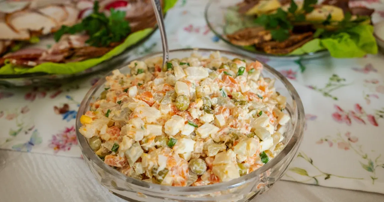 Studzenie ugotowanych warzyw do sałatki jarzynowej