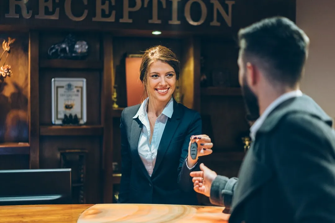 Zdjęcie Czy wychodząc z hotelu zostawia się klucz? Sprawdź, co robić!