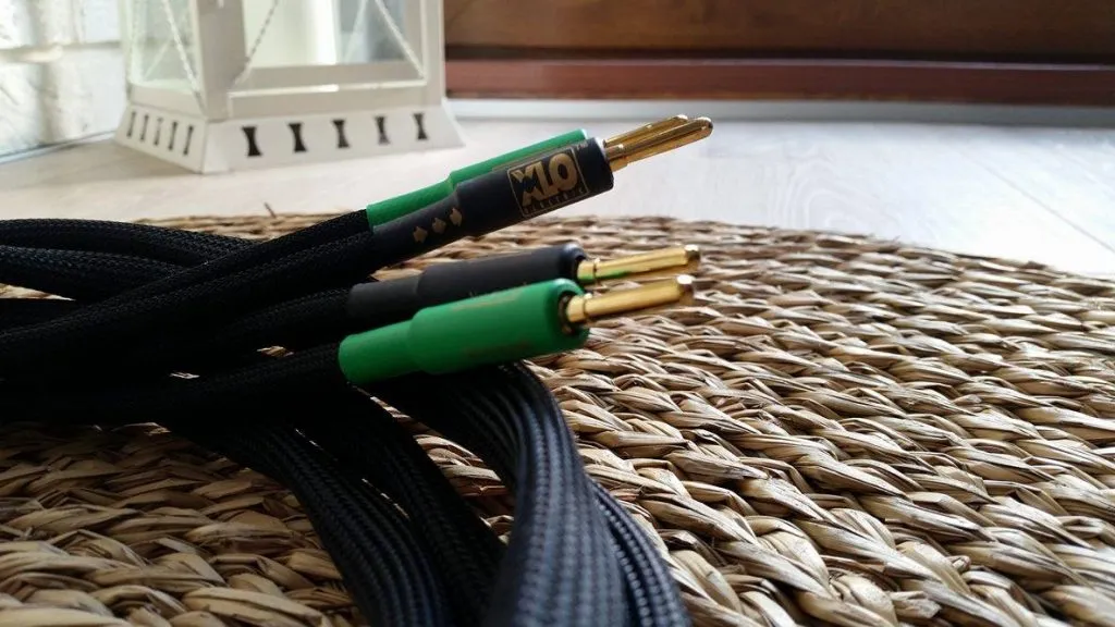 błędy w podłączaniu kabli głośnikowych