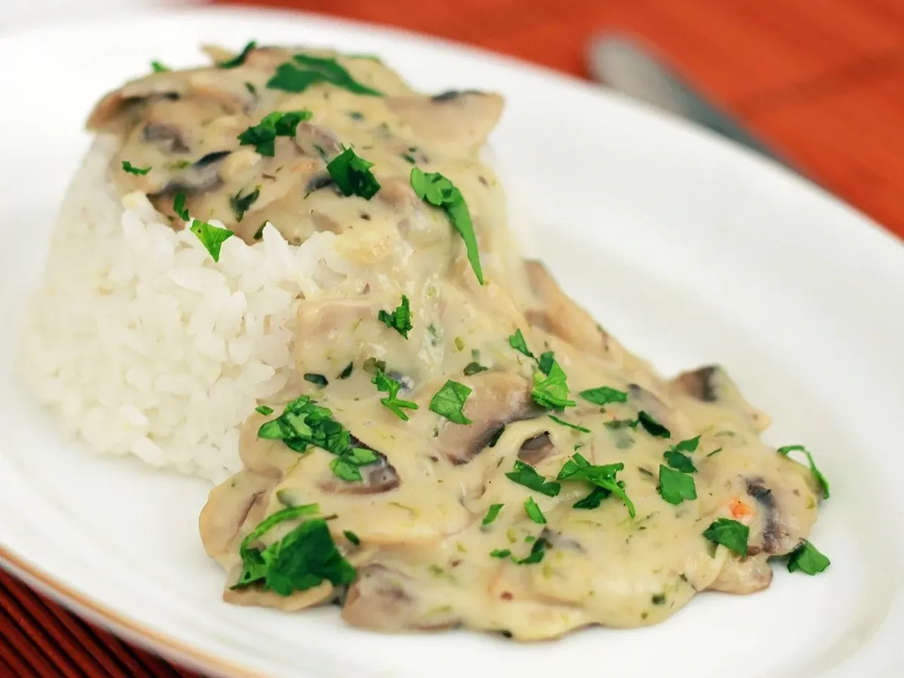 gotowy sos grzybowy w miseczce z natką pietruszki