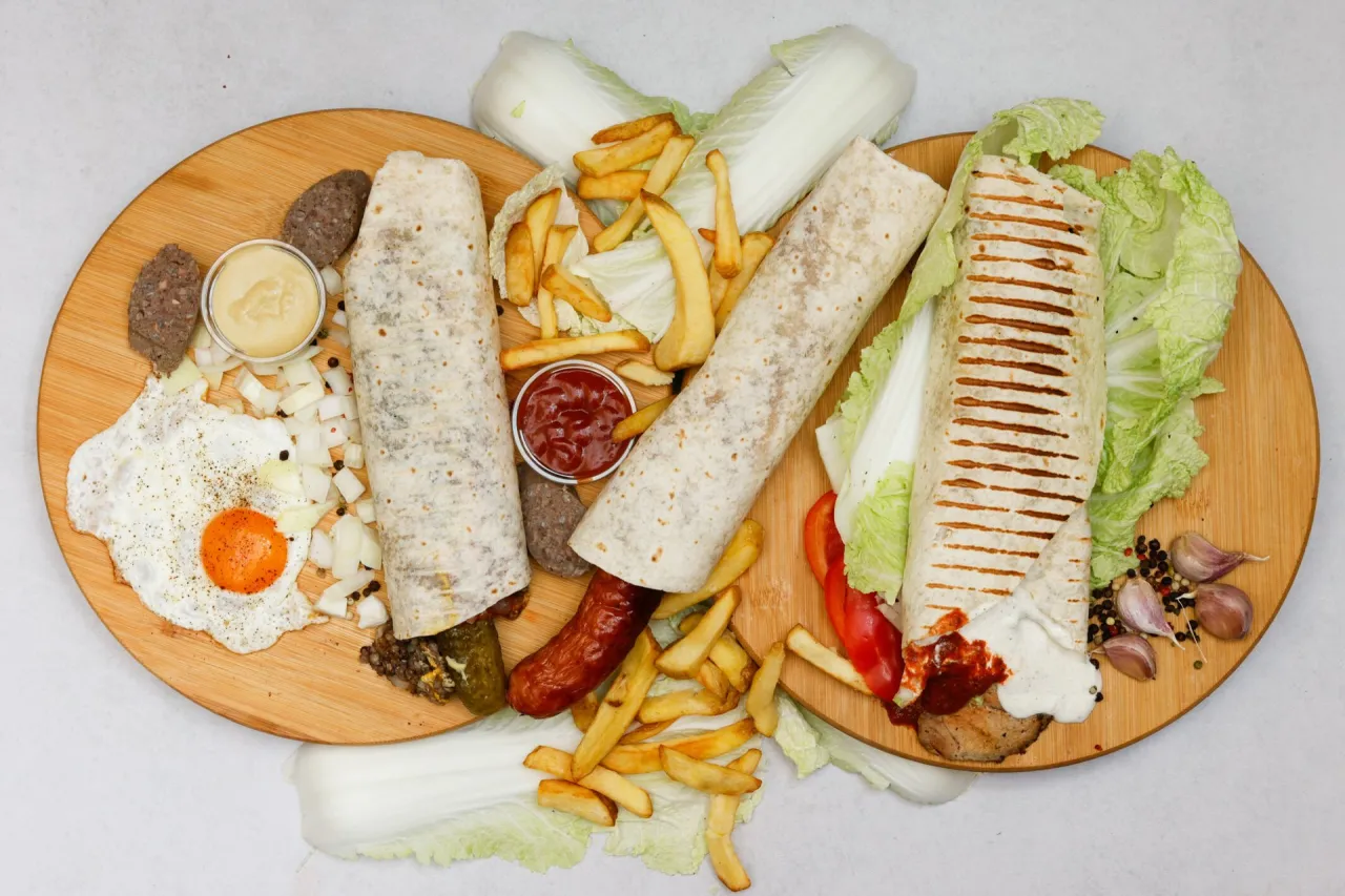 rożen z dobrej jakości mięsem kebabowym oraz świeże warzywa w barze sałatkowym