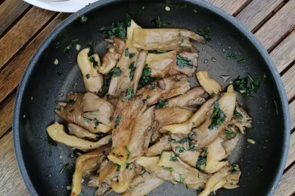 Smażone boczniaki z czosnkiem i pietruszką